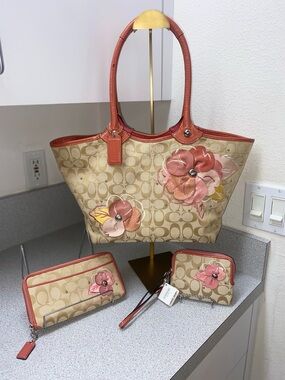 Coach Bleeker Signature Floral Appliqué 3-Piece Set Tote/Wristlet/Wallet GUC